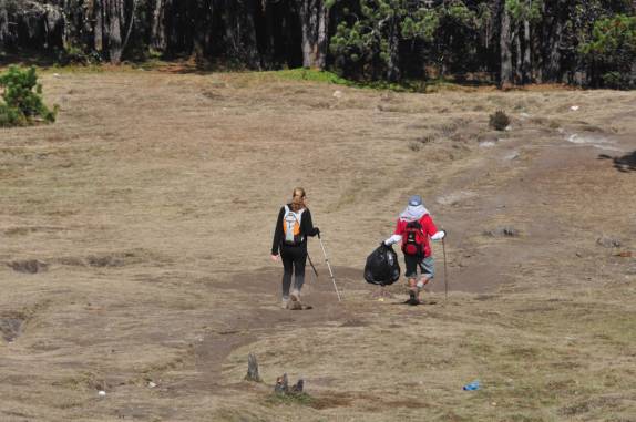 O Carlos carrega saco com lixo coletado na trilha do Tajumulco, na Guatemala
